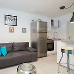 Daire Apartment Scherbl - 1 One-Bedroom Apartment & 2 Private Rooms Near Park Marjan, Split *