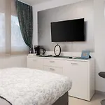 Apartment Scherbl - 1 One-Bedroom Apartment & 2 Private Rooms Near Park Marjan, Split Daire