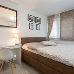 Apartment Scherbl - 1 One-Bedroom Apartment & 2 Private Rooms Near Park Marjan, Split Daire