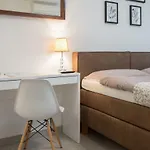 Apartment Scherbl - 1 One-Bedroom Apartment & 2 Private Rooms Near Park Marjan, Split Daire *
