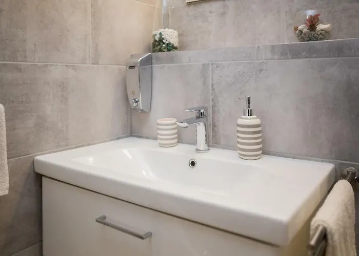 Apartment Scherbl - 1 One-Bedroom Apartment & 2 Private Rooms Near Park Marjan, Split * Σπλιτ